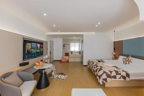 a large bedroom with a large bed and a table at 尚品9号海景民宿Seaview Hotel in Xiamen