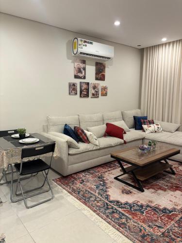 a living room with a couch and a table at شقه فاخره بأثاث مريح غرفة نوم وصاله in Jeddah