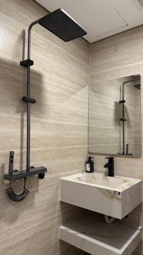 a bathroom with a sink and a mirror at شقه فاخره بأثاث مريح غرفة نوم وصاله in Jeddah