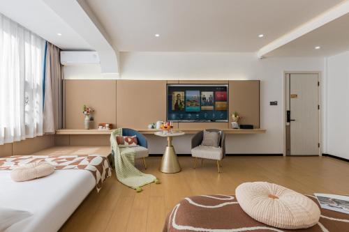 a bedroom with a bed and a desk and a tv at 尚品9号海景民宿Seaview Hotel in Xiamen