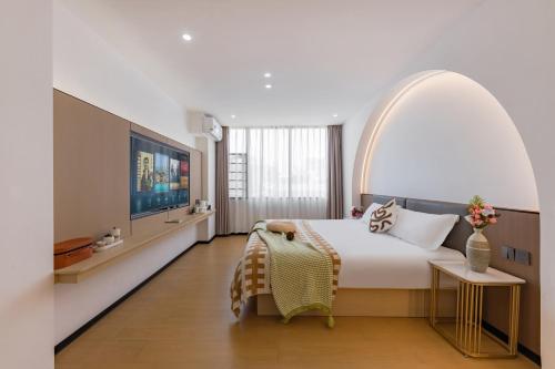 a bedroom with a large bed with an arched window at 尚品9号海景民宿Seaview Hotel in Xiamen