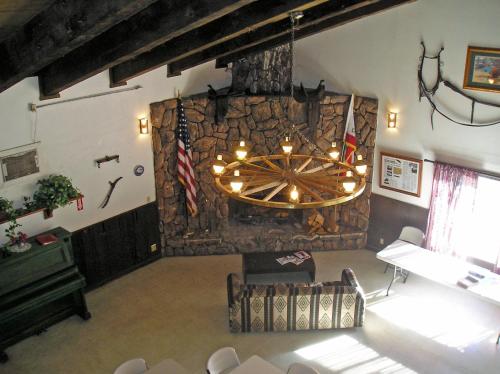 Χώρος καθιστικού στο Yosemite Lakes Wheelchair Accessible Meadow Yurt 16