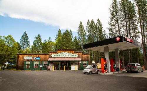 Φωτογραφία από το άλμπουμ του Yosemite Lakes Cottage 49 σε Harden Flat