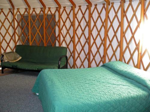 Χώρος καθιστικού στο Yosemite Lakes Hillside Yurt 14