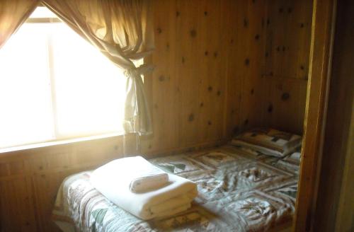 Una habitación con una cama con dos toallas. en Yosemite Lakes Cabin 39 en Harden Flat