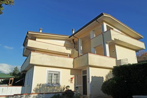 アグローポリにあるCasa Bellavista Agropoliの青空の大白い家