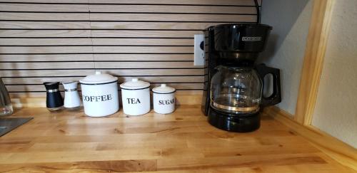 Charming studio in fabulous University Pinesにあるコーヒーまたはお茶