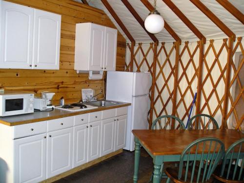 Dapur atau dapur kecil di Yosemite Lakes Meadow Yurt 15