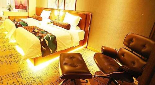 a hotel room with a bed and two chairs at James Joyce Coffetel·Anyang Text Museum in Anyang