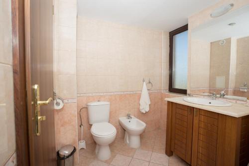 a bathroom with a toilet and a sink at Kaliakria Resort in Topola
