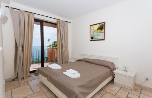A bed or beds in a room at Kaliakria Resort