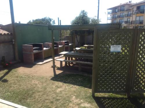a fence in a yard with a building at Apartamento Playa Mar Azul in El Quisco