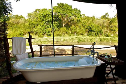 bañera con vistas al río en Mara Explorer Tented Camp, en Aitong