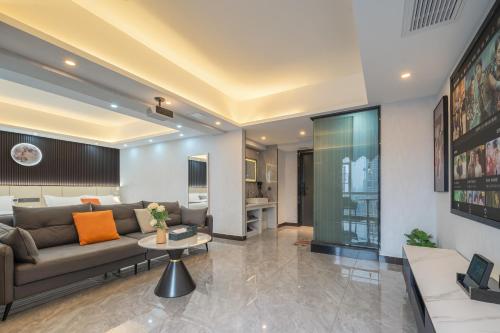 a living room with a couch and a table at Dori1993 Hotel in Changsha