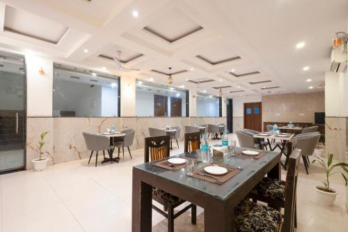a dining room with a table and chairs at Hotel Lemon wood kalakoti in New Delhi