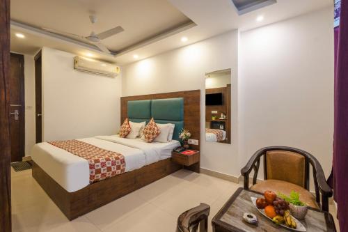a hotel room with a bed and a table at Hotel Lemon wood kalakoti in New Delhi