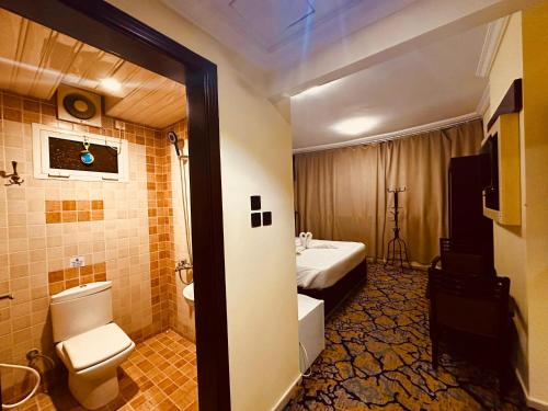 a bathroom with a toilet and a sink at فندق الإجابة المكنونة in An Naqāʼ