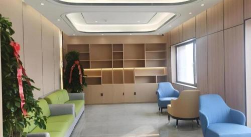 a waiting room with green chairs and blue chairs at Green Tree Inn Urumqi San'gong Metro Station Exit in Ürümqi