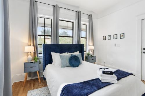 Un pat sau paturi într-o cameră la Bright Historic Home, Recently Renovated, Near Downtown, SCAD, & Starland Yard