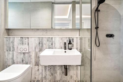 Et badeværelse på Stunning Beach Views, Skye Tamarama Bondi