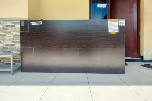 une porte métallique devant un bâtiment dans l'établissement RedDoorz at NN Guest House Exit Tol Klodran Solo, à Solo