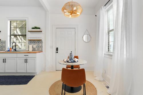 Imagine din galeria proprietății Bright Historic Home, Recently Renovated, Near Downtown, SCAD, & Starland Yard în Savannah