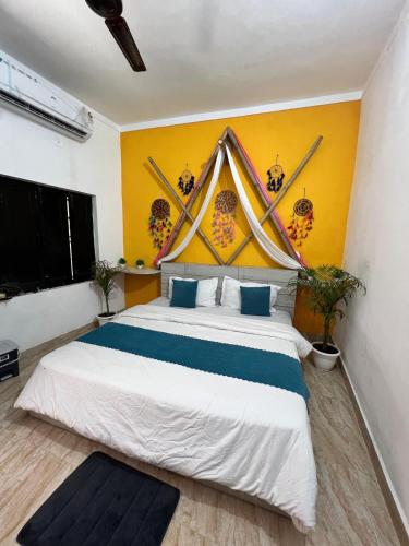 Кровать или кровати в номере Royal Rajasthani Retreat near ganges