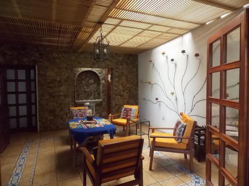 ein Zimmer mit einem Tisch und Stühlen in einem Zimmer in der Unterkunft Hotel Casa Duranta in Cobán
