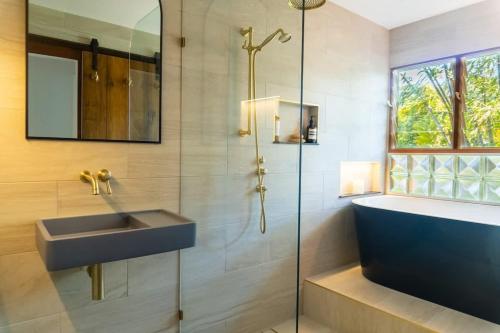 Un baño con lavabo y ducha en Urban Jungle Townhouse - Tropical Living, en Edge Hill