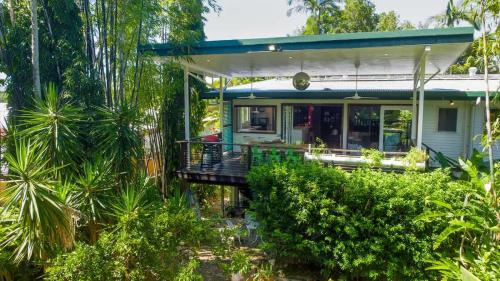 una casa con terraza en el bosque en Urban Jungle Townhouse - Tropical Living, en Edge Hill