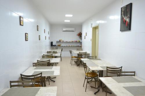 uma fila de mesas e cadeiras num restaurante em Hotel Itapoã em Teresina