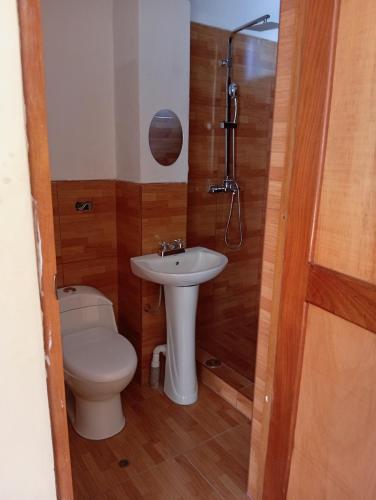 a bathroom with a toilet and a sink at Glamping Machupicchu Lodge in Santa Teresa