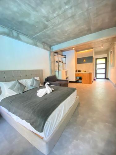 Un dormitorio con una cama con un cisne blanco. en Saxy Stay Seminyak, en Seminyak