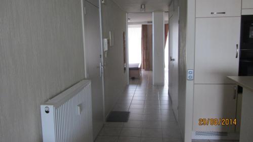un corridoio di una cucina con un corridoio di Zeedijk Appartement a Knokke-Heist