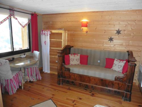 Cette chambre dispose d'un canapé et d'oreillers. dans l'établissement Chalet de Barraou, à Binos