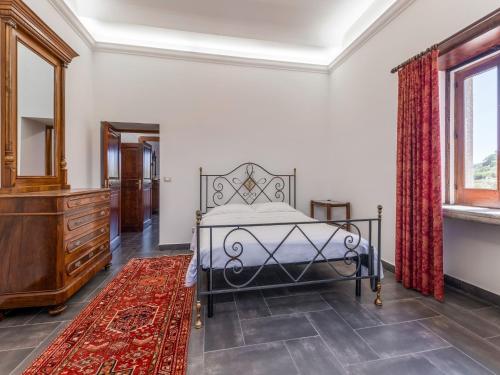 Ένα ή περισσότερα κρεβάτια σε δωμάτιο στο Lavish Sicilian Villa with Pool
