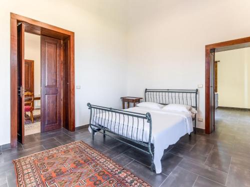 Ένα ή περισσότερα κρεβάτια σε δωμάτιο στο Lavish Sicilian Villa with Pool