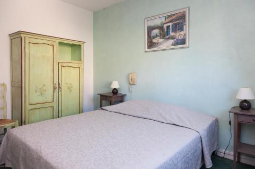 Katil atau katil-katil dalam bilik di Logis Hotel du Midi