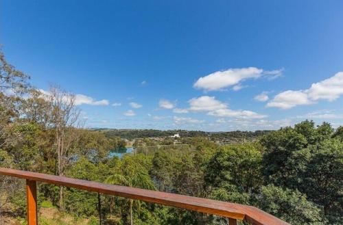 Caddys IslandにあるHillcrest Retreat with River Viewsの家のバルコニーから川の景色を望めます。