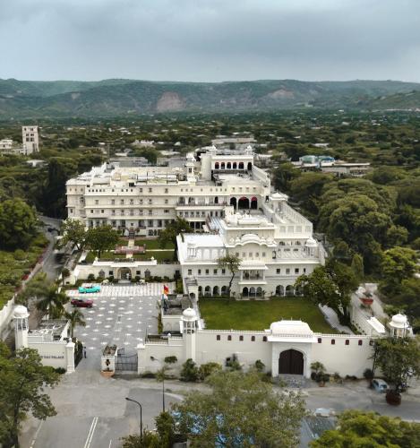 una vista aérea de un gran edificio blanco en The Raj Palace (Small Luxury Hotels of the World), en Jaipur