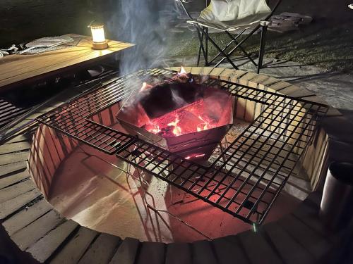 Gril dostupný pro hosty v penzionu