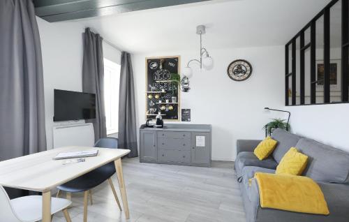 a living room with a couch and a table at Breuil Station, studio tout confort in La Mure