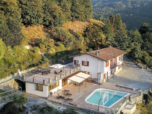 an aerial view of a house with a swimming pool at Lakeside Mansion with Pool in Artogne