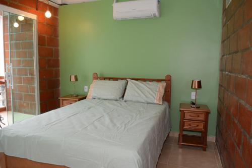 A bed or beds in a room at Pousada Ilha Maravilha