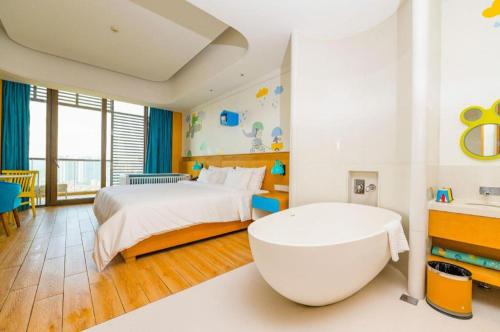 Postel nebo postele na pokoji v ubytování Mangrove Tree Resort World Qingdao