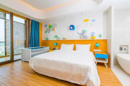 Postel nebo postele na pokoji v ubytování Mangrove Tree Resort World Qingdao
