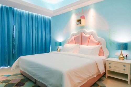 Postel nebo postele na pokoji v ubytování Mangrove Tree Resort World Qingdao