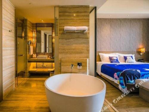 Postel nebo postele na pokoji v ubytování Mangrove Tree Resort World Qingdao