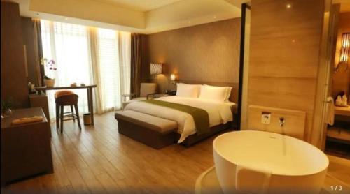 Postel nebo postele na pokoji v ubytování Mangrove Tree Resort World Qingdao