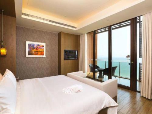 Postel nebo postele na pokoji v ubytování Mangrove Tree Resort World Qingdao